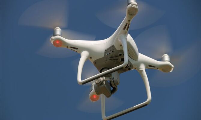 Drone-flying-433924_R