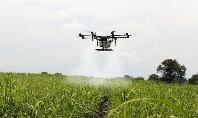 spraying-sugar-cane-2746350_640